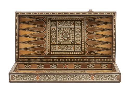Caja de estilo neomudéjar con taracea geométrica con incrus