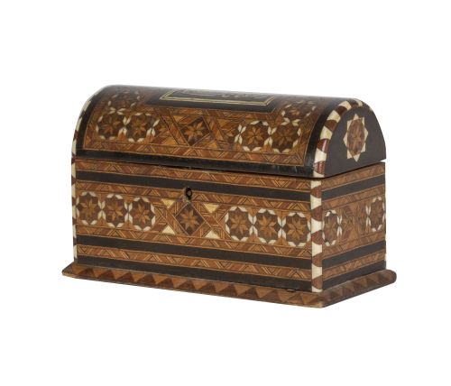 Caja en forma de baúl de estilo neomudéjar con taracea geom