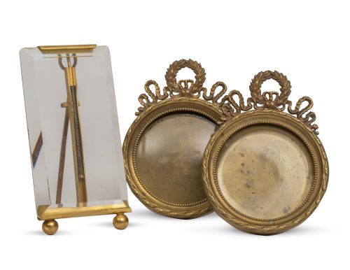 Lote de tres marcos, dos de ellos de estilo Luis XVI de bro