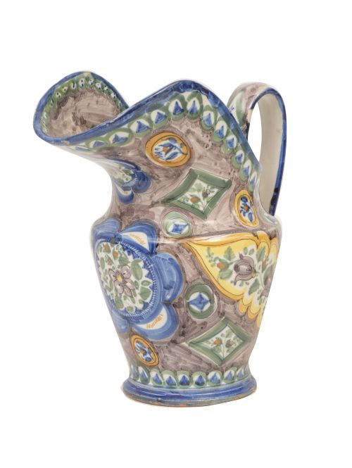 Jarro de cerámica esmaltada con decoración de flores.Mani