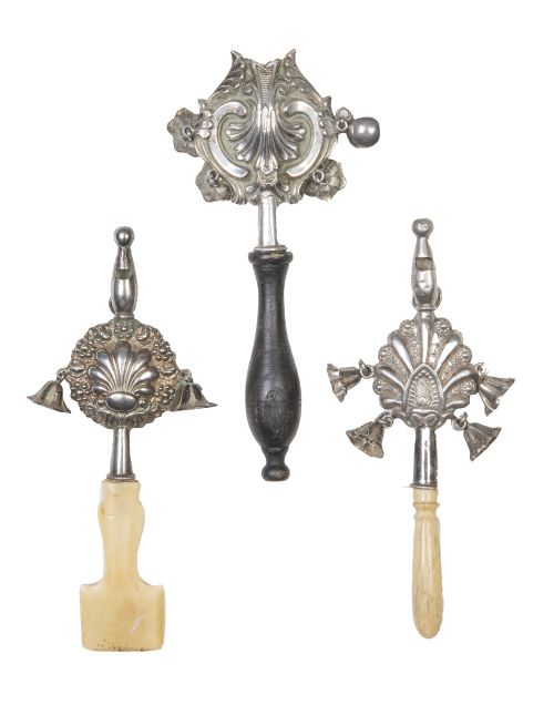 Lote de tres sonarejos de plata, dos con mangos de hueso y 