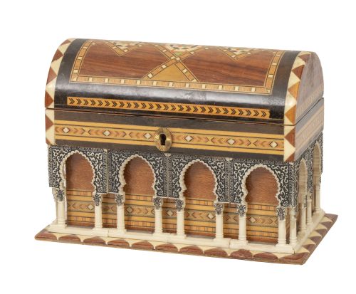 Caja-joyero de estilo neomudéjar con taracea y decoración a