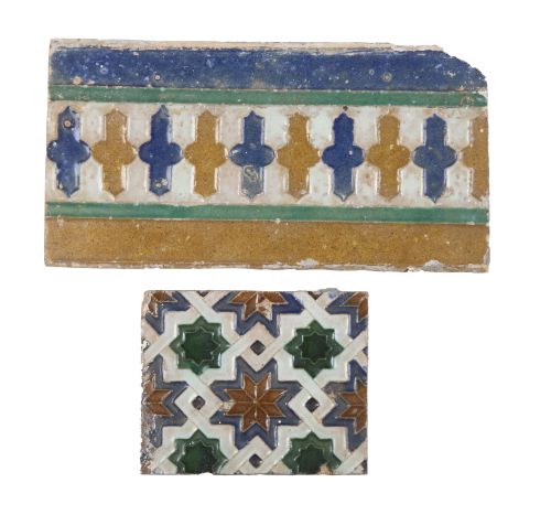 Lote de dos azulejos de cerámica esmaltada, en azul, melado