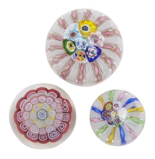 Lote de tres pisapapeles de diferente tamaño con decoración