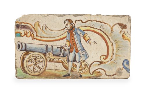 Azulejo de cerámica esmaltada con militar con cañón.Valen