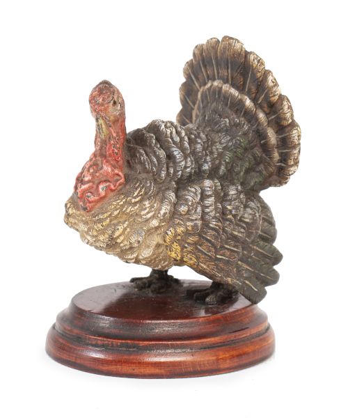 Pavo real de bronce policromado, sobre base de madera. Con 