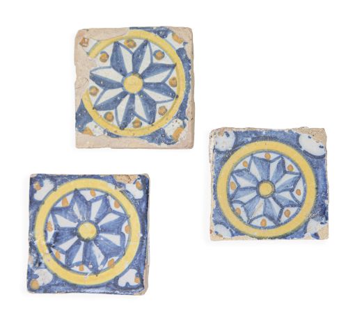 Lote de tres olambrillas de céramica esmaltada en azul coba