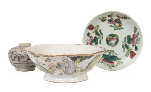 Lote de tres piezas de porcelana esmaltada, formado por: cu