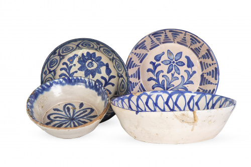 Conjunto de cuatro lebrillos de cerámica esmaltada en azul 