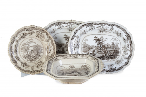 Lote de cuatro piezas de loza estampada en marrón con paisa