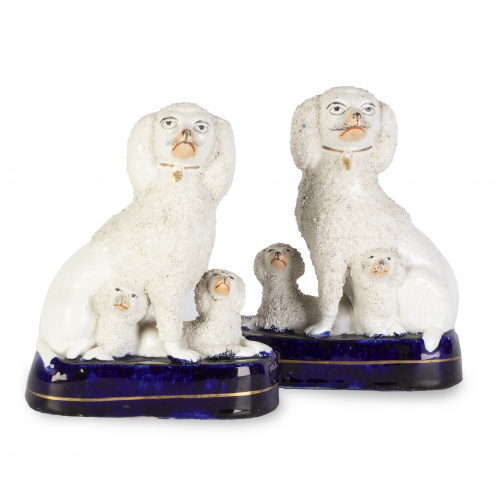Pareja de caniches con sus crías, en loza esmaltada.Staff