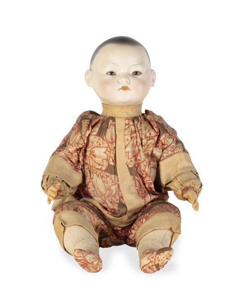 Muñeco oriental con cabeza de porcelana y ojos móviles.Ar
