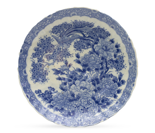 Plato de porcelana esmaltado en azul y blanco con ave y peo