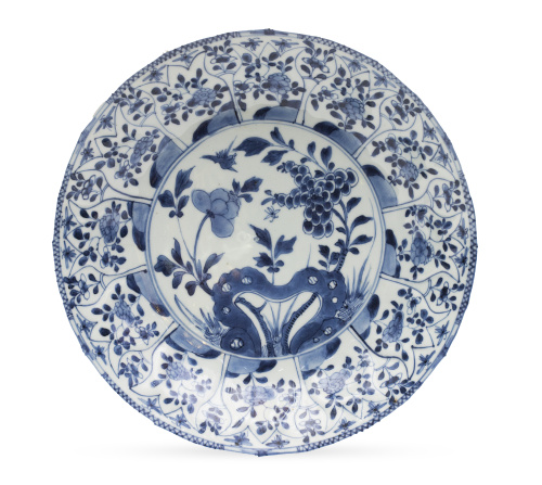 Plato de porcelana esmaltado en azul y blanco.China.