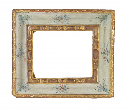 Marco de madera tallada, policromada y dorada.Trabajo lev