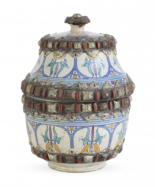 Bote con tapa de cerámica esmaltada con incrustaciones de m