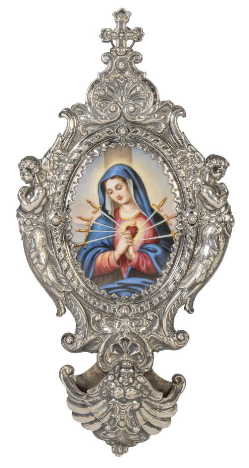 Pila benditera de plata de ley 800 repujada con Virgen dolo