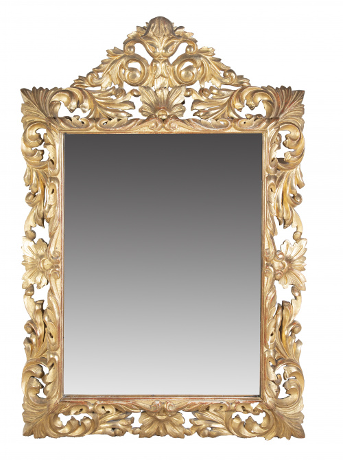 Espejo de madera tallada y dorada, decorado con hojas.Tra