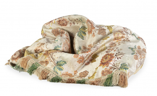 Paño Carlos IV de seda bordada con flores de hilos de color