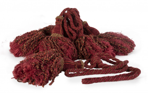 Lote de seis alzapaños de hilo y terciopelo granate.S. XI