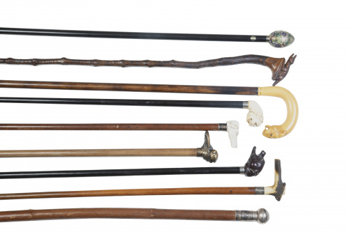 Lote de de nueve bastones de madera de ébano, simil marfil,