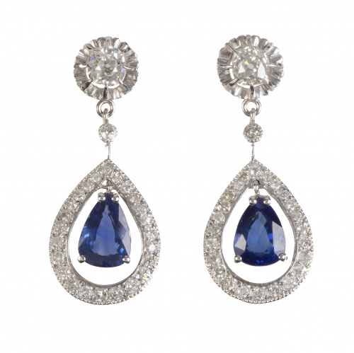 Pendientes largos con zafiro talla pera de intenso color, q