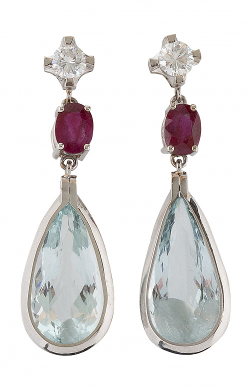 Pendientes largos con perillas de aguamarinas que penden de