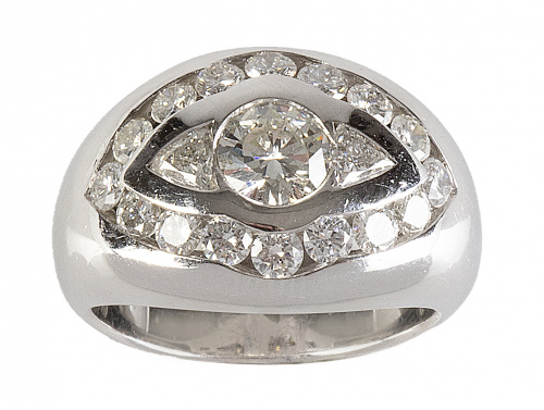 Sortija con brillante central de 0,61 ct flanqueado por dos