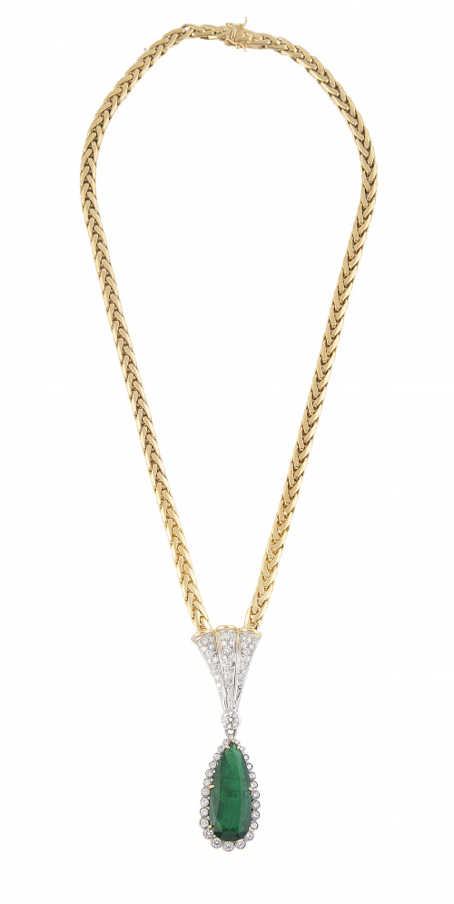 Collar con esmeralda talla perilla de 12,25 ct orlada de ch