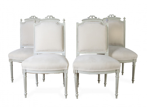 Juego de cuatro sillas de estilo Luis XVI en madera tallada