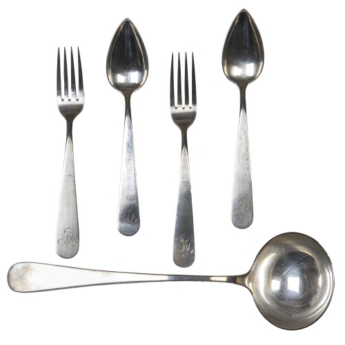 Cubertería de plata con iniciales entrelazadas y un cucharó