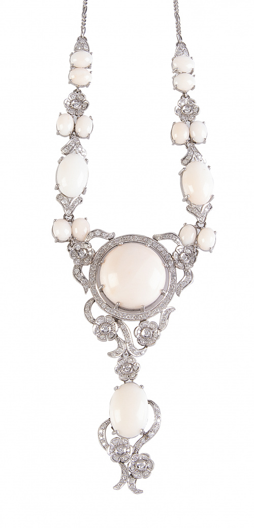 Collar de brillantes y coral piel de ángel con diseño que c