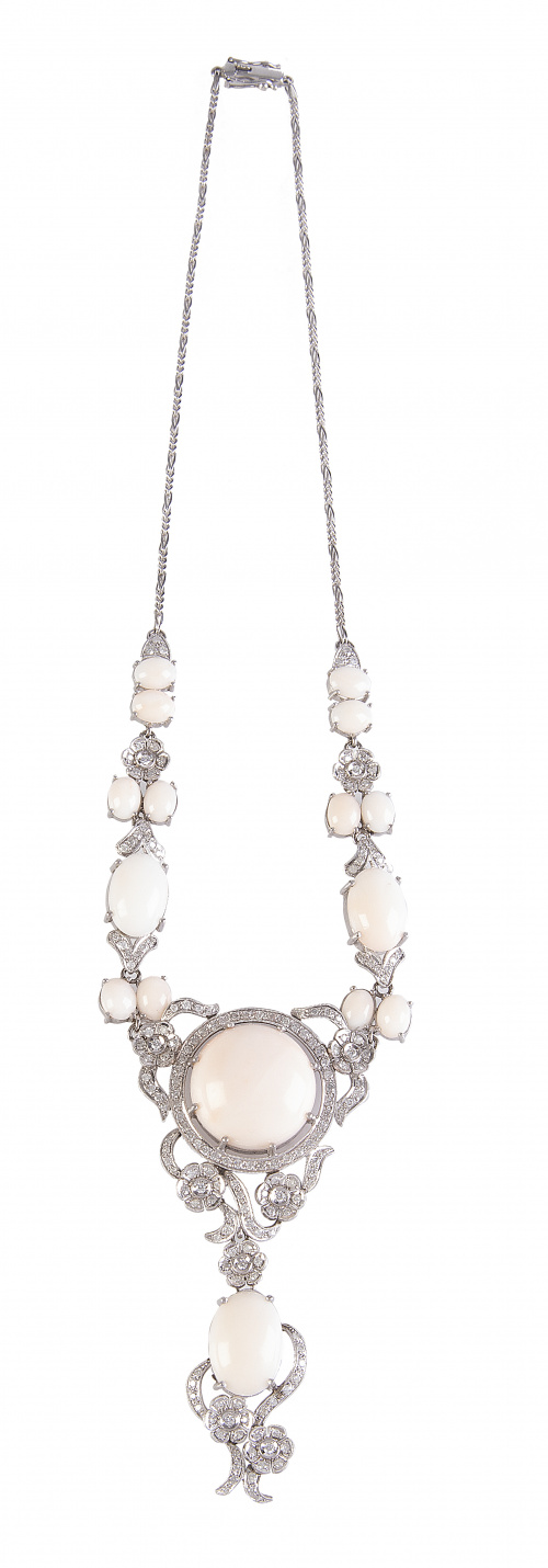 Collar de brillantes y coral piel de ángel con diseño que c