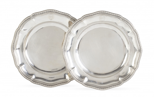 Pareja de platos blasonados. Ley 950 Con marcas. 2.649. O