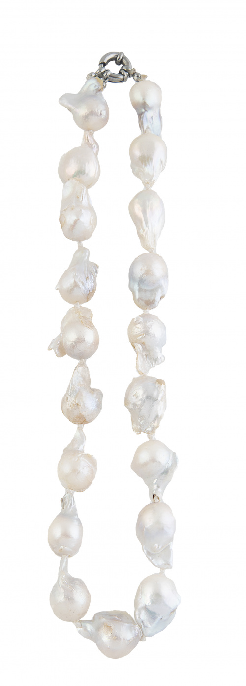 Collar de perlas barrocas con cierre de timón en plata