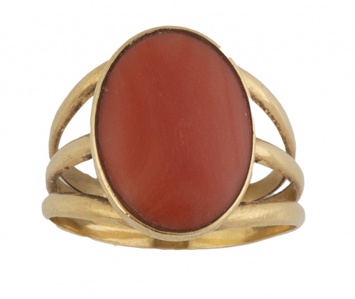 Sortija portuguesa de pp. S. XX con cabuchón de coral medit