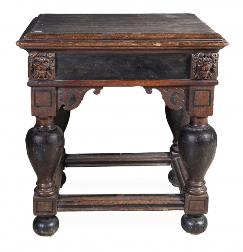 Mesa de madera tallada.Trabajo flamenco, S. XVII.