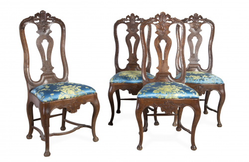 Juego de seis sillas de madera tallada con respaldo calado 