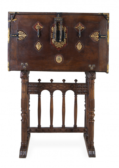 Bargueño en madera de nogal tallado, dorada y hueso.Casti