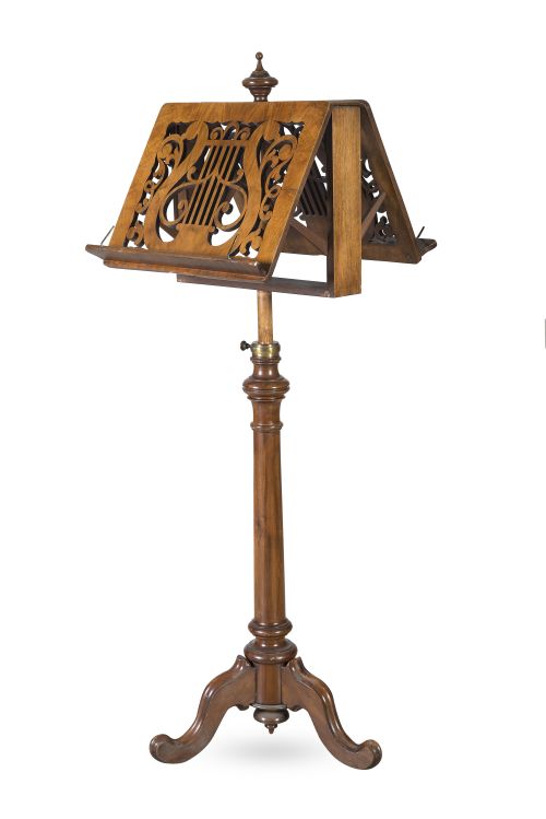 Atril de madera de nogal tallado decorado con liras.Ingla