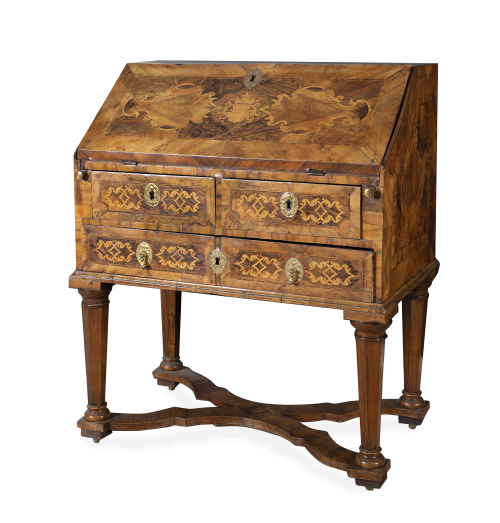 Bureau de madera de nogal y marquetería.Trabajo holandés,