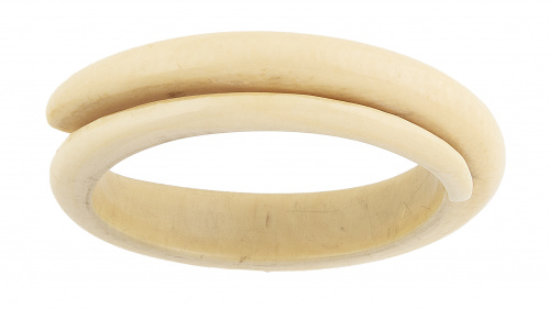 Conjunto de dos brazaletes de marfil ancho, uno de media ca