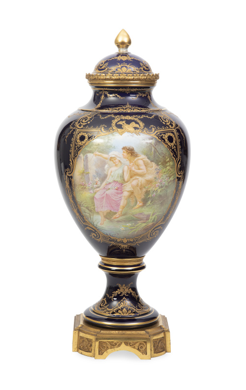 Jarrón de porcelana esmaltada en azul real montado en bronc