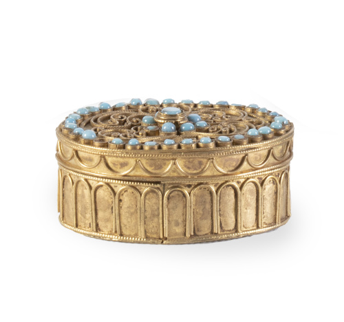 Cajita de bronce dorado, filigrana y esmalte azul.Quizás 