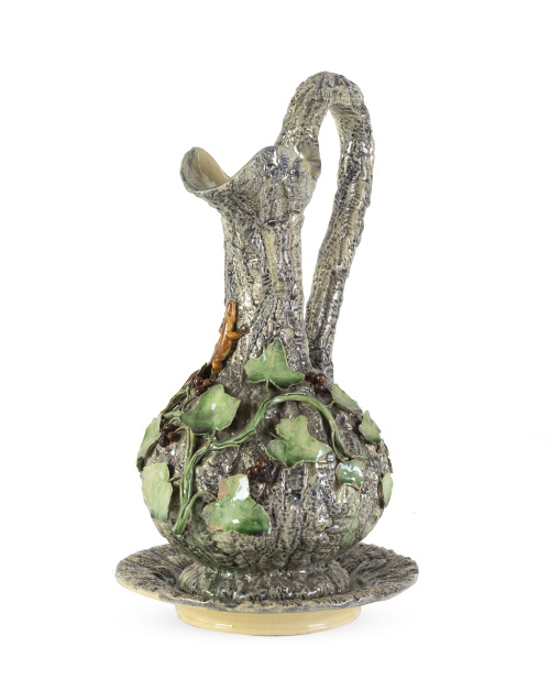 Jarro de cerámica esmaltada decorado con racimos de uvas.