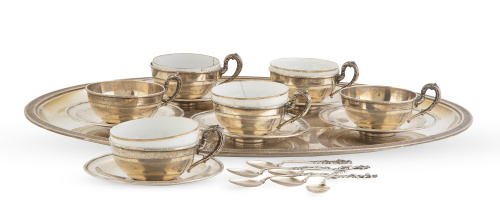 Juego de seis tazas de plata con sus platos, bandeja de met