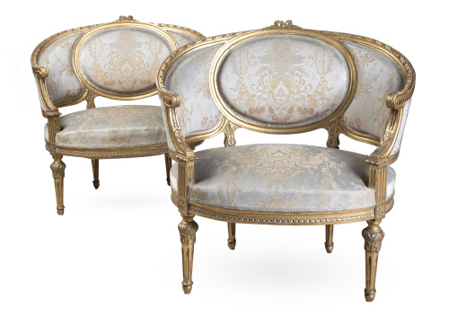 Pareja de butacas en "corbeille" en madera tallada y dorada