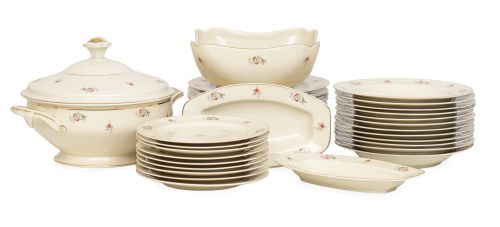 Vajilla de porcelana esmaltada con filo dorado, decorada co