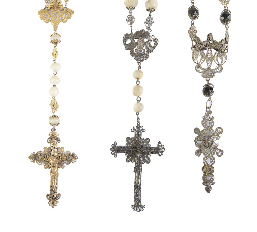 Lote formado por tres rosarios de pp. S. XX , dos de nácar 