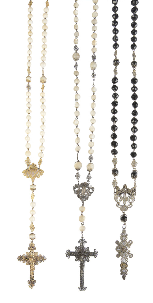 Lote formado por tres rosarios de pp. S. XX , dos de nácar 